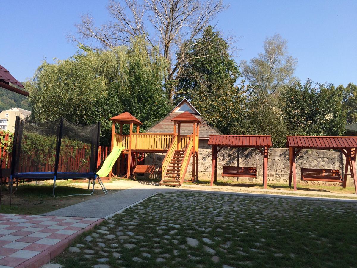 Dream Hostel Carpathians Rakhiv Bagian luar foto